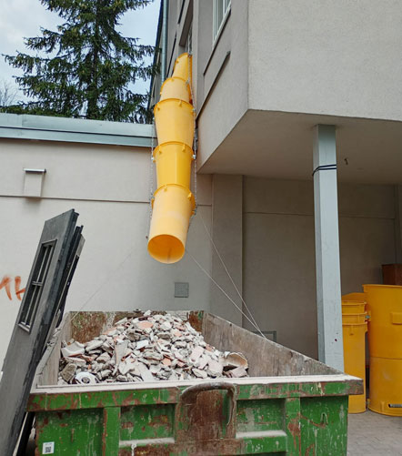 zsyp materiałów z wyburzenia do kontenera