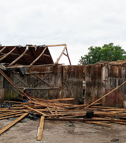Usunięte belki z rozebranej stodoły