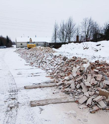Hałda z wyburzenia przygotowana do utylizacji